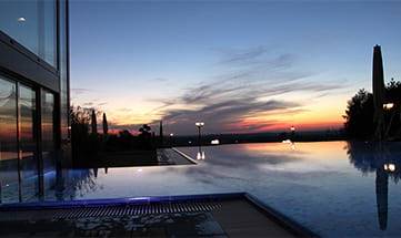 Blick auf einen Sonnenuntergang vom Außenpool aus