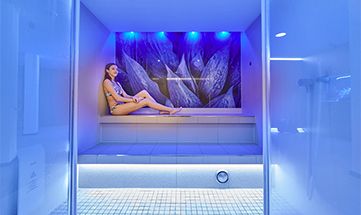 Frau entspannt im Dampfbad