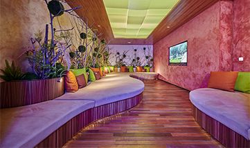 Farbenfrohe Ruheraum mit zahlreichen Sitzgelegenheiten