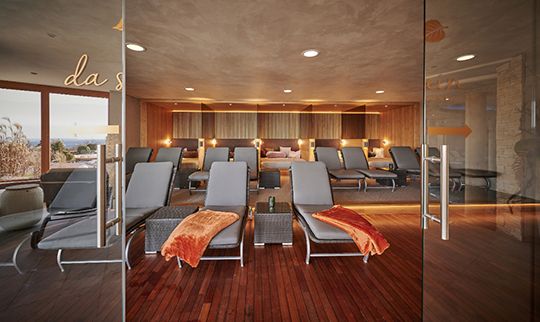 Bunt beleuchteter Ruheraum mit zahlreichen liegen