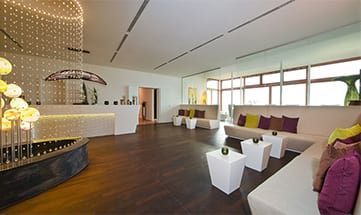 Rezeption im Spa Bereich mit hellen Sitzgelegenheiten
