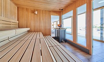 Helle Textilsauna mit Glasfassade