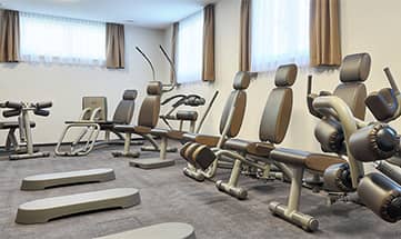 Moderne Sportgeräte im Fitnessraum
