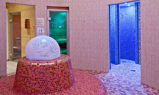 Großer Innenpool mit kleinem Wasserfall