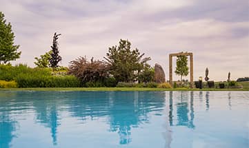 Außenpool vor leicht bewölktem Himmel