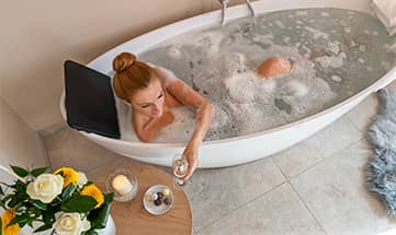 Frau badet in im Doppelzimmer Sonnenglück