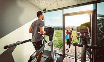 Mann läuft auf einem Laufband