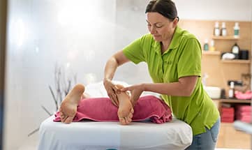Eine Person erhält eine Fussmassage