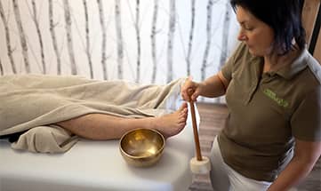 Frau erhält eine Klangschalenmassage