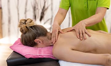 Frau wird am Rücken massiert
