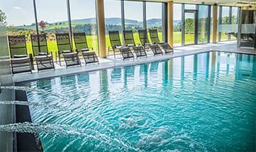 Blick auf den Indoor Pool mit großer Glasfassade