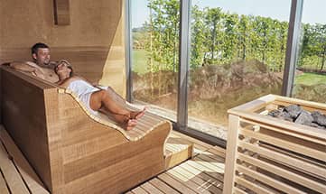 Paar genießt gemeinsam die Panoramasauna