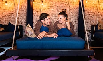 Paar auf einer Schwebeliege im Ruheraum