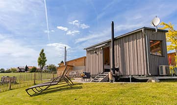 Exklusive Zimmer außerhalb auf grüner Wiese