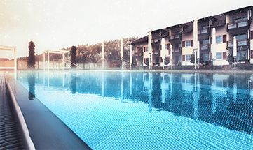 Pool auf dem Dach mit angrenzenden Himmelsbetten