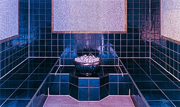 In Lila Farben gehülltes Eukalyptus-Dampfbad