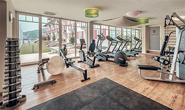Moderne Trainingsgeräte im Fitnessraum