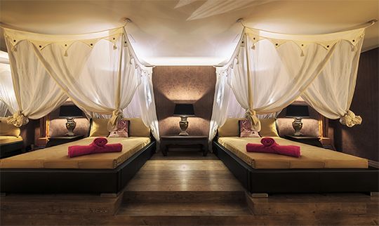 Mehrere weiße Himmelbetten