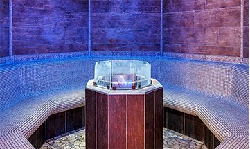 Rundes Kräuterbad mit Sitzflächen