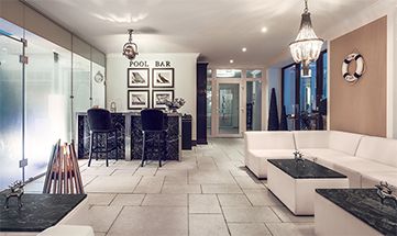 Bar und Sitzecke in der Pool Bar