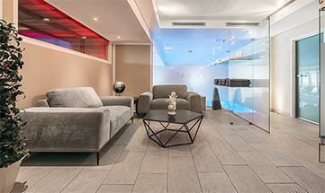 Sitzbereich nahe eines Pools