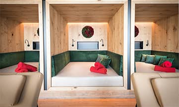 Ruhebereich mit grünen Betten