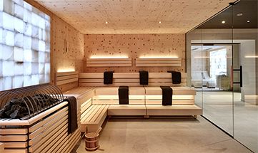 Helle Sauna mit Glasfassade