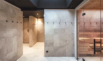 Eingang zum Saunabereich mit Glastüren