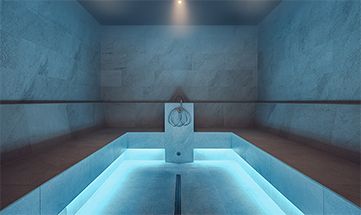 Dunkelblau gefärbtes Solebad