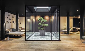 Atrium mit stilvollen Glaselementen im SPA Bereich