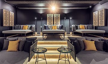 Gemütliche Sitz- und Liegebereiche im Spa Kino