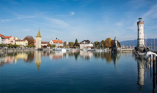 Die sehenswerte Hafeneinfahrt mit Leuchtturm