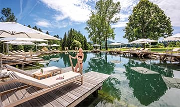 Frau steigt aus dem Naturbadesee