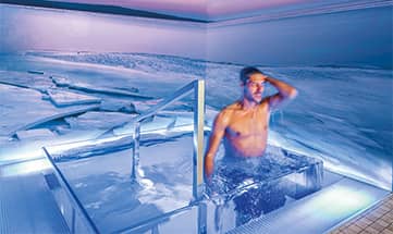 Mann steigt aus dem Tauchbecken