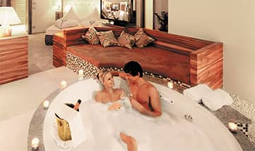 Paar in Whirlpool in der Romantiksuite