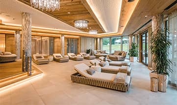 Gemütliche Liegen vor Panoramaaussicht im Ruheraum