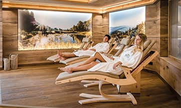 Mann und Frau entspannen im Ruheraum