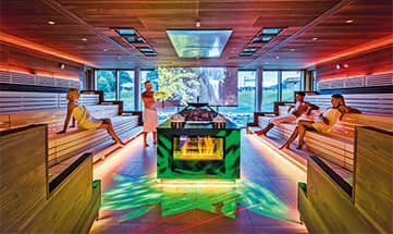 Gruppe genießt einen Saunagang