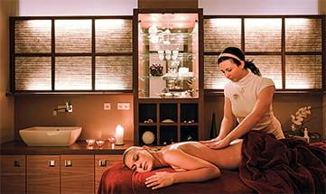 Frau bei einer kosmetischen Anwendung