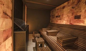 Dunkle Holzsitzgelegenheiten in der finnische NSauna