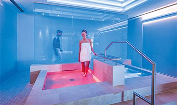 Frau spaziert im Kneipp-Tretbecken