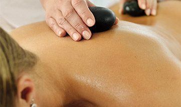 Frau bekommt Hot Stone Massage