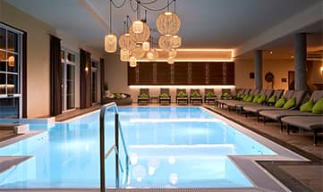 Indoor Pool mit zahlreichen Liegen