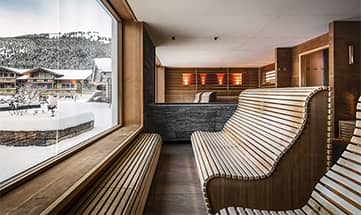 Eingang zum Spa Bereich mit Sitzmöglichkeiten