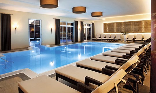 Großer Indoor Pool mit Liegen