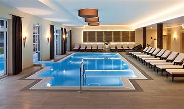 Indoor Pool mit zahlreichen Liegen