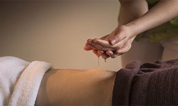 Frau genießt Massage