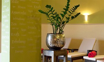 Wellness Ruheraum mit mehreren Liegen