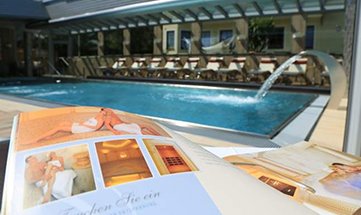 Außenpool und kleiner Wasserfall am Tag