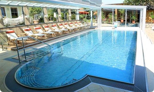 Aussenpool an einem sonnigen Tag